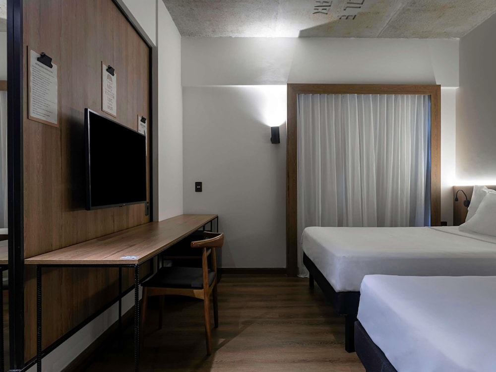 Habitación con 1 cama doble y 1 cama individual del hotel Ibis Styles Maceió Pajuçara. Foto 1