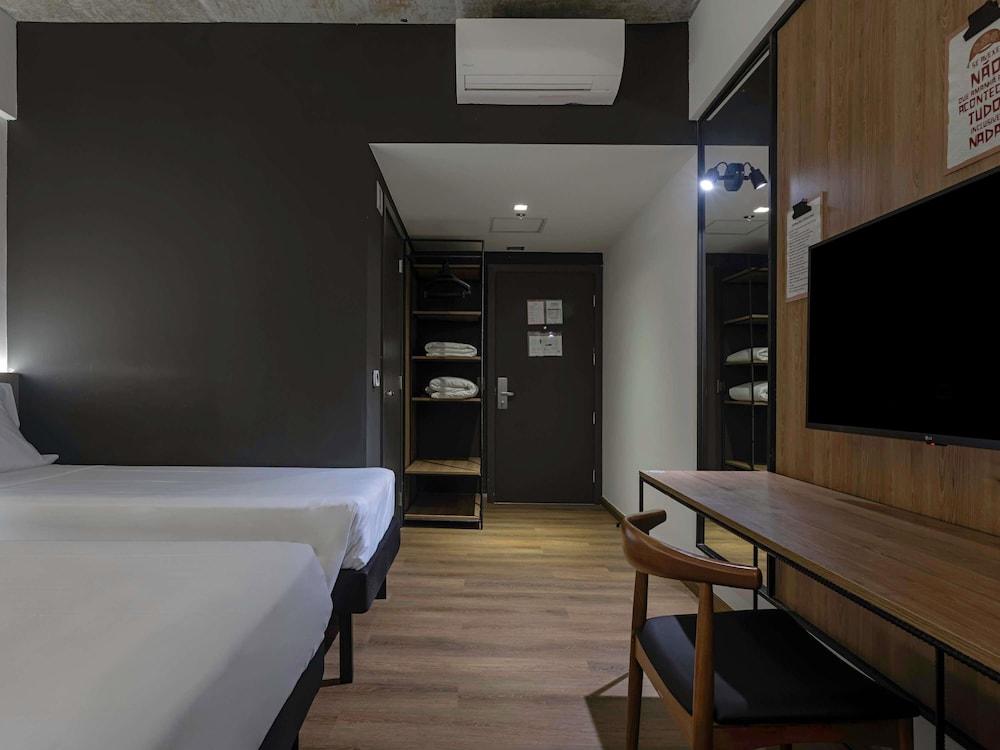 Habitación con 1 cama doble y 1 cama individual del hotel Ibis Styles Maceió Pajuçara. Foto 2