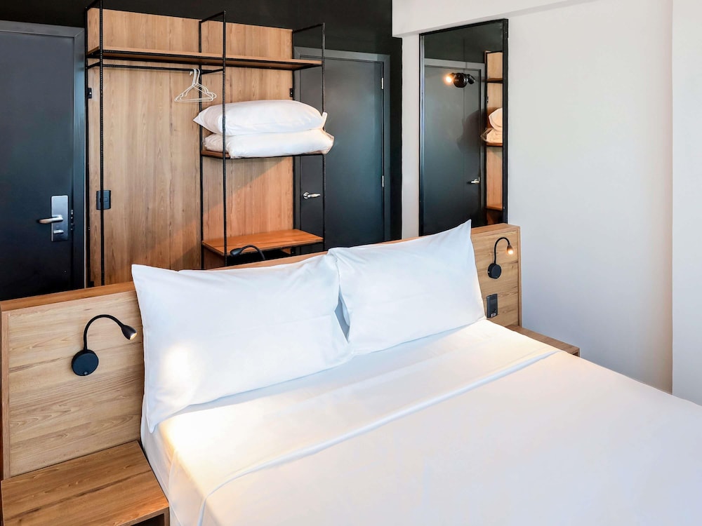 Habitación con 1 cama doble y vistas al mar del hotel Ibis Styles Maceió Pajuçara. Foto 1