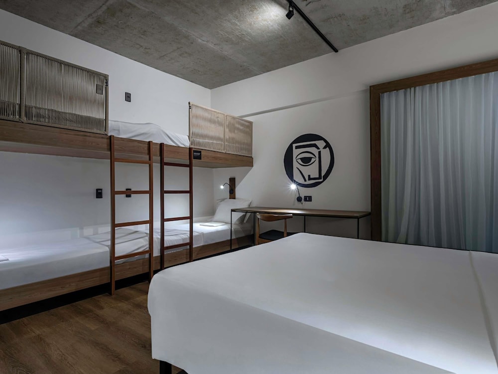 Habitación con 1 cama doble, 2 camas tipo litera y vistas al mar del hotel Ibis Styles Maceió Pajuçara
