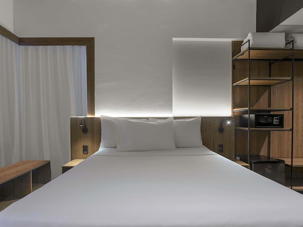 Habitación con 1 cama doble, 2 camas tipo litera y vistas al mar del hotel Ibis Styles Maceió Pajuçara. Foto 4