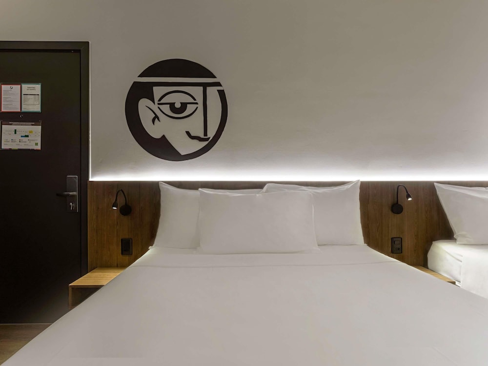 Habitación Standard con 1 cama doble, 1 cama individual y vistas al mar del hotel Ibis Styles Maceió Pajuçara. Foto 5