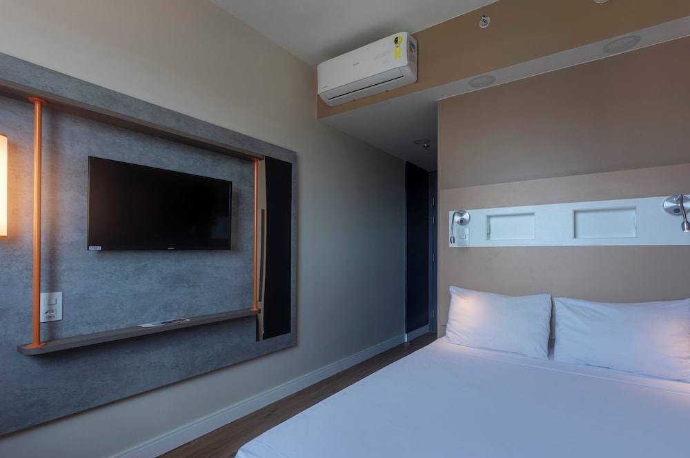 HABITACIÓN CON 1 CAMA DOBLE Y MINIBAR del hotel Ibis Budget Maceió Pajuçara. Foto 2