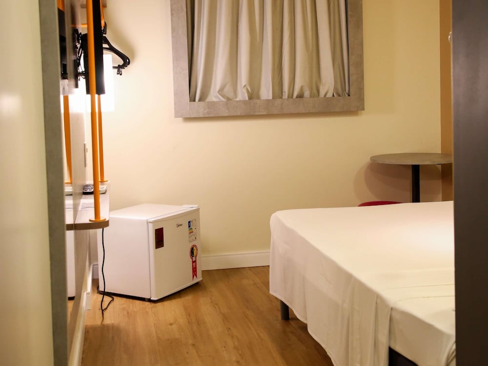 HABITACIÓN CON 1 CAMA DOBLE Y MINIBAR del hotel Ibis Budget Maceió Pajuçara. Foto 5