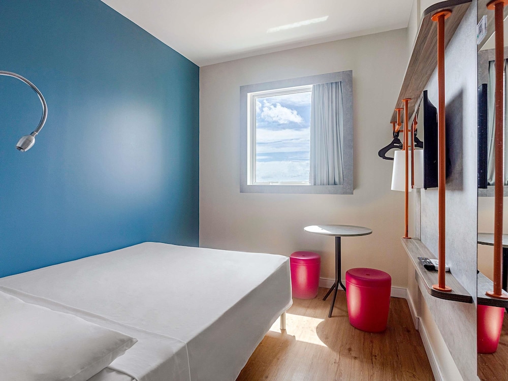 HABITACIÓN CON 1 CAMA DOBLE Y MINIBAR del hotel Ibis Budget Maceió Pajuçara. Foto 7