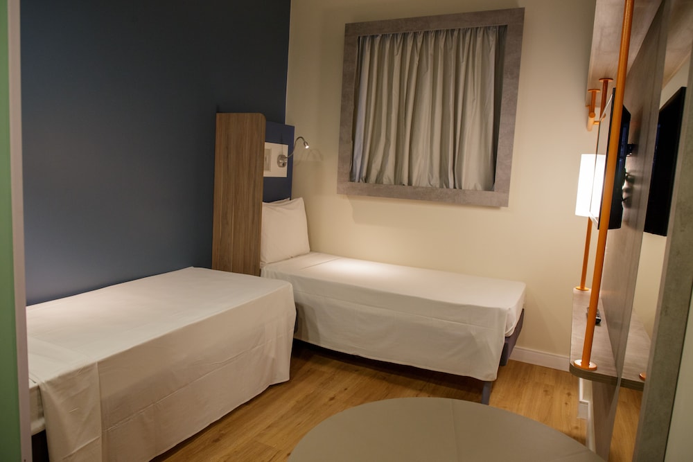 Habitación Executive con 2 camas individuales y minibar del hotel Ibis Budget Maceió Pajuçara. Foto 1