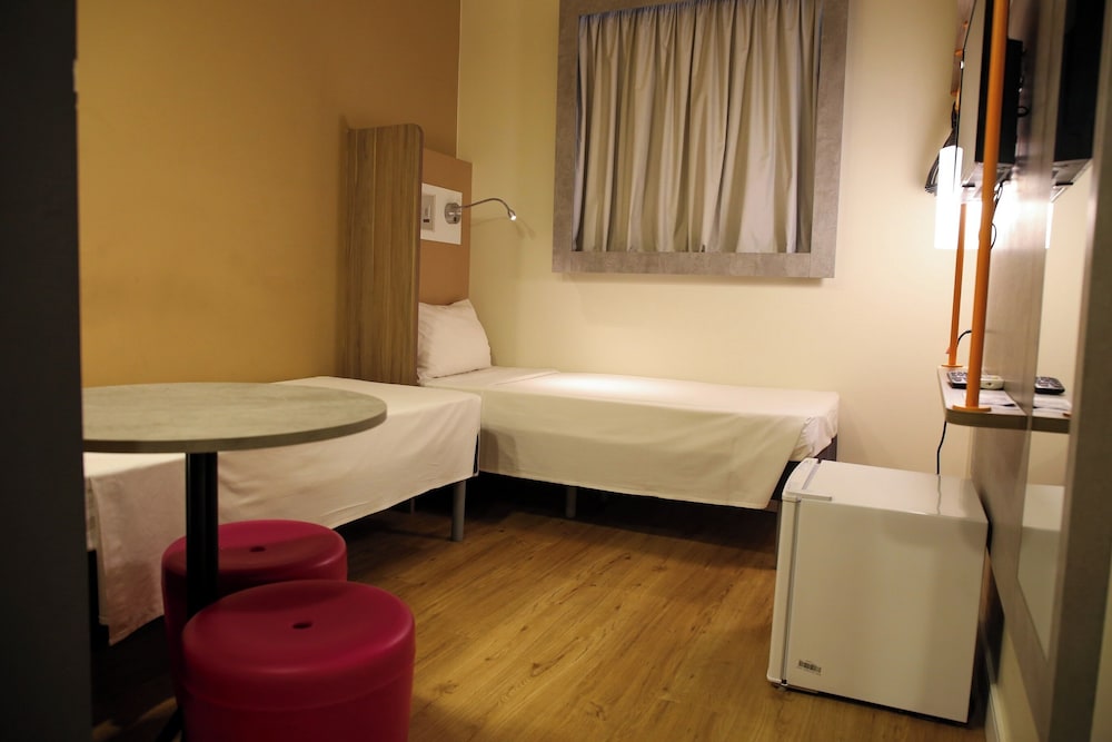 Habitación Executive con 2 camas individuales y minibar del hotel Ibis Budget Maceió Pajuçara. Foto 2