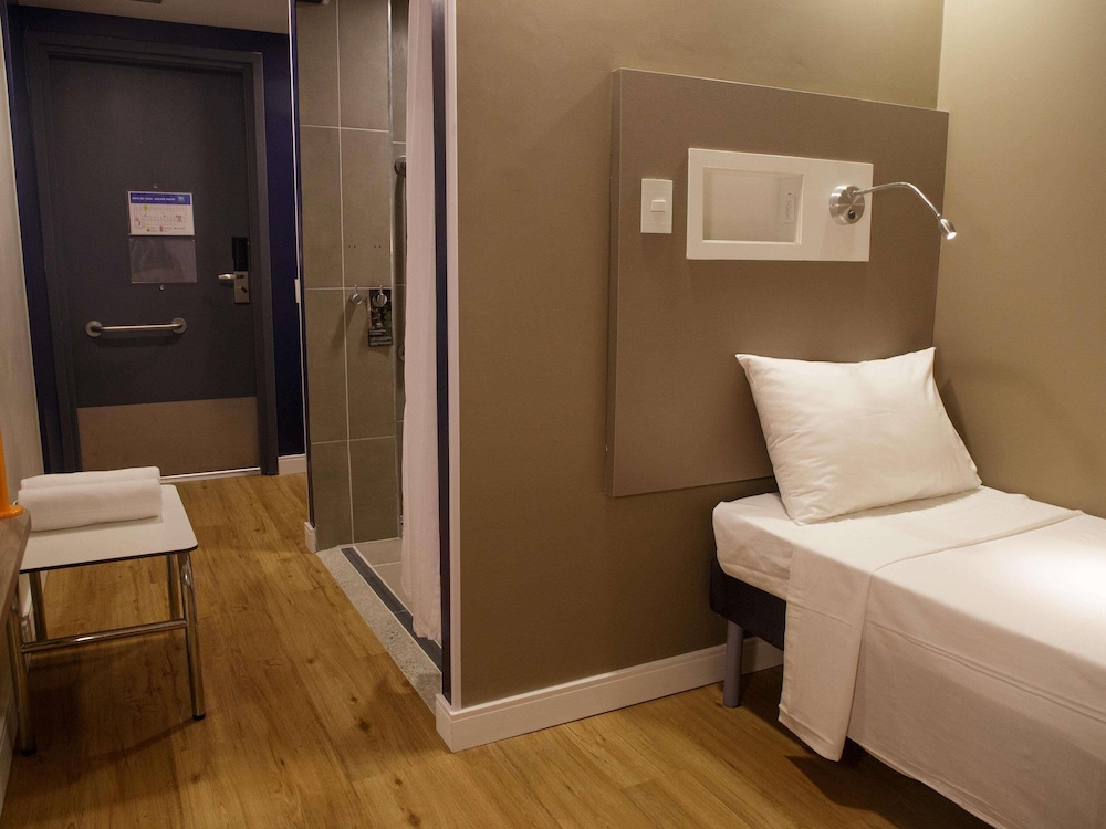 Habitación Executive con 2 camas individuales y minibar del hotel Ibis Budget Maceió Pajuçara. Foto 7