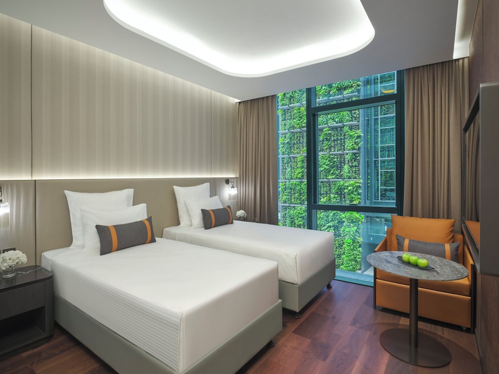 Habitación Deluxe, 2 camas individuales, ducha de lluvia del hotel Pullman Singapore Hill Street. Foto 2