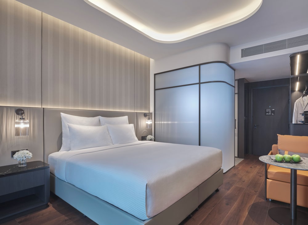 Habitación Deluxe, 1 cama king size, ducha de lluvia, vistas a la bahía del hotel Pullman Singapore Hill Street. Foto 1