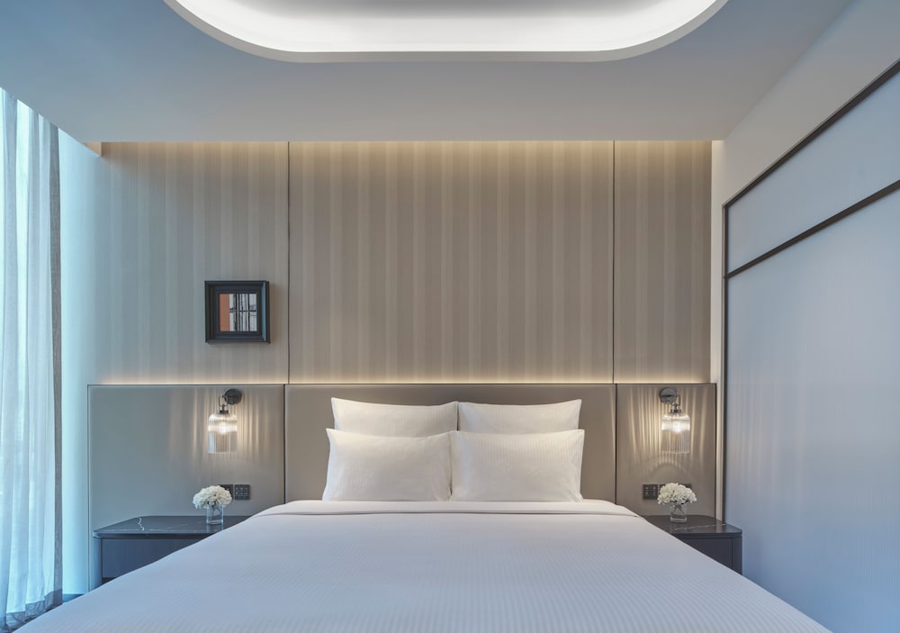 Habitación Deluxe, 1 cama king size, ducha de lluvia, vistas a la bahía del hotel Pullman Singapore Hill Street. Foto 2