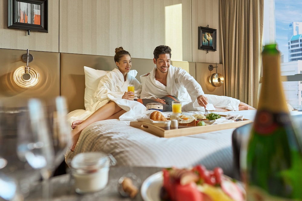 Habitación Ejecutiva en planta alta, 1 cama king size, ducha de lluvia, acceso al salón ejecutivo del hotel Pullman Singapore Hill Street