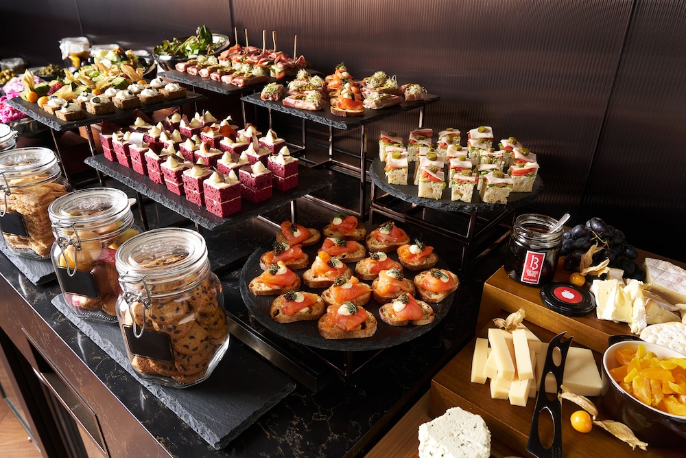 Habitación Ejecutiva en planta alta, 1 cama king size, ducha de lluvia, acceso al salón ejecutivo, vistas a la bahía del hotel Pullman Singapore Hill Street. Foto 1