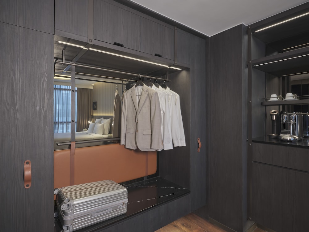 Suite Estudio, 1 cama king size y sofá, bañera y ducha de lluvia separadas, acceso al salón ejecutivo del hotel Pullman Singapore Hill Street. Foto 1
