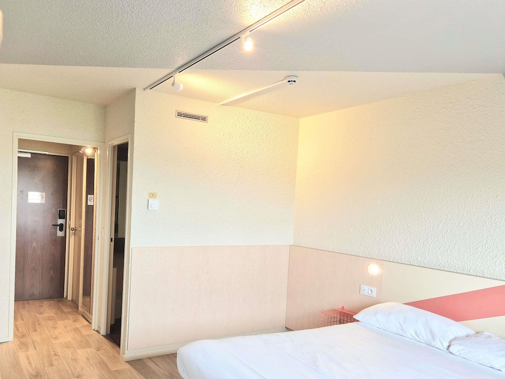 Habitación estándar con una cama doble del hotel Ibis Budget Tours Sud. Foto 7