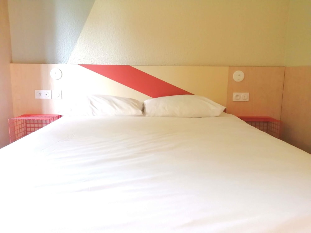 Habitación estándar con una cama doble del hotel Ibis Budget Tours Sud. Foto 8