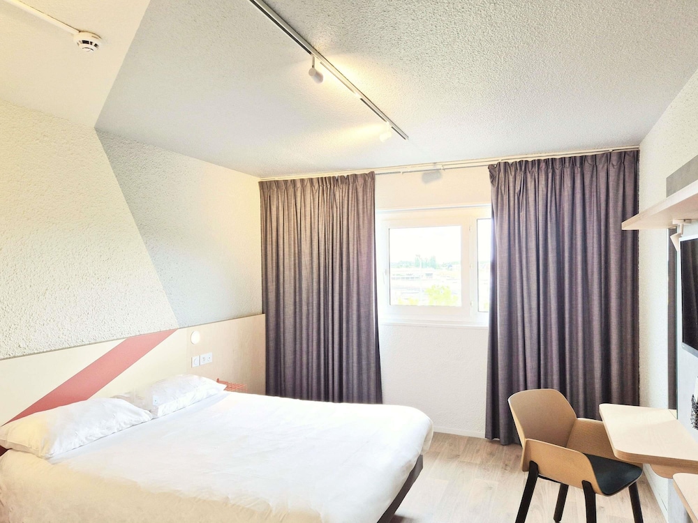 Habitación estándar con una cama doble del hotel Ibis Budget Tours Sud. Foto 9
