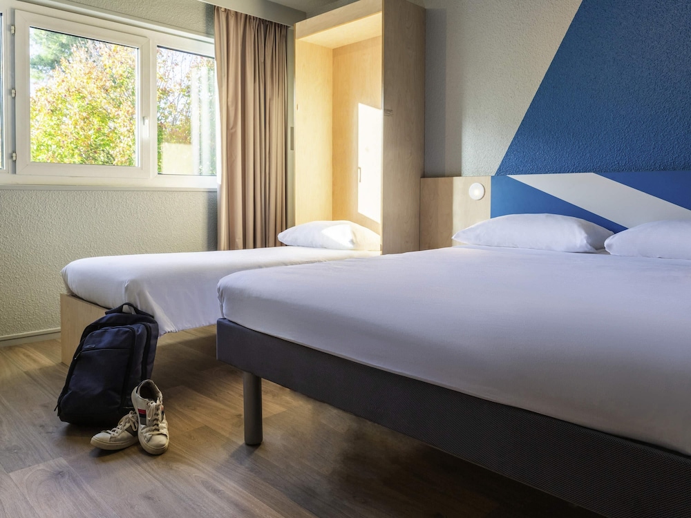 Habitación estándar con 1 cama doble y 1 cama individual del hotel Ibis Budget Tours Sud