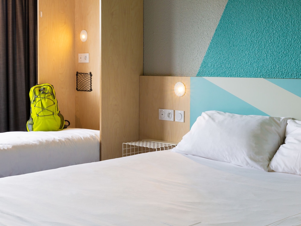 Habitación estándar con 1 cama doble y 1 cama individual del hotel Ibis Budget Tours Sud. Foto 5