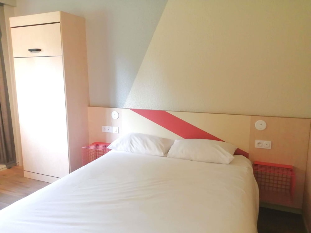 Habitación estándar con 1 cama doble y 1 cama individual del hotel Ibis Budget Tours Sud. Foto 11