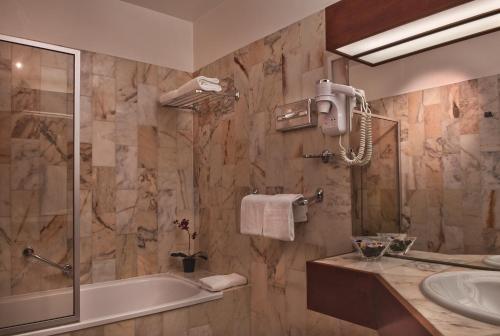 Habitación Triple del hotel Abaca Messidor by Happyculture. Foto 2