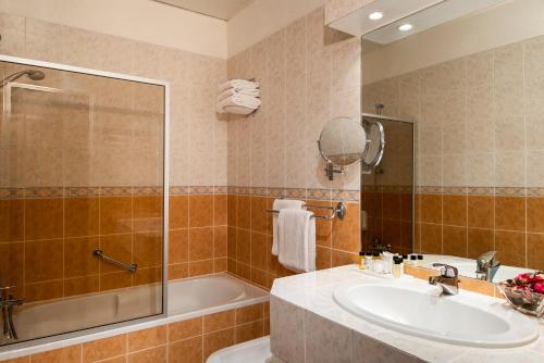 Habitación Triple del hotel Abaca Messidor by Happyculture. Foto 4