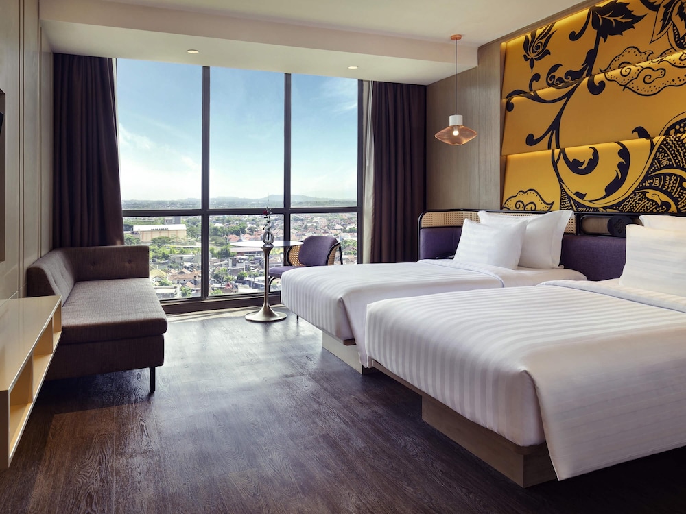 Habitación Executive con 2 camas individuales y vistas a la montaña desde planta alta del hotel Grand Mercure Malang Mirama