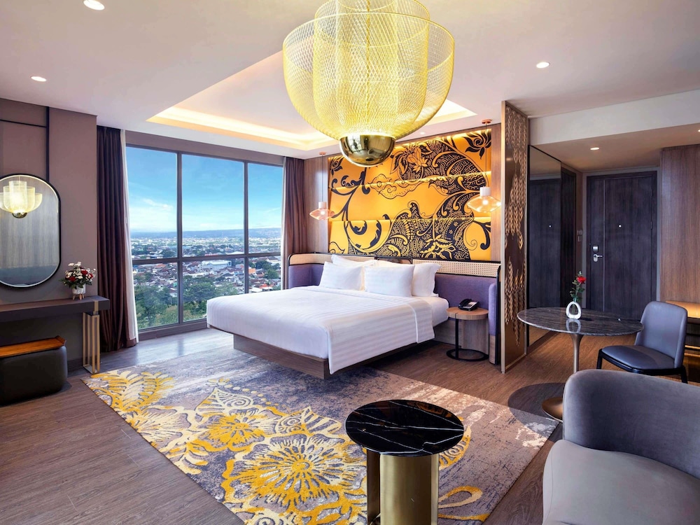 Suite Junior con 1 cama king size y vistas a la montaña del hotel Grand Mercure Malang Mirama