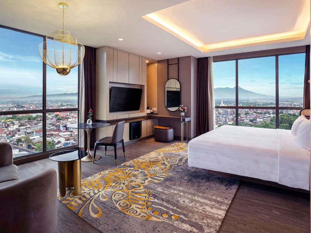 Suite Junior con 1 cama king size y vistas a la montaña del hotel Grand Mercure Malang Mirama. Foto 2