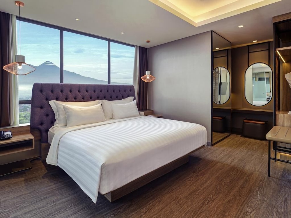 Suite Executive con 1 cama king size y vistas a la montaña del hotel Grand Mercure Malang Mirama
