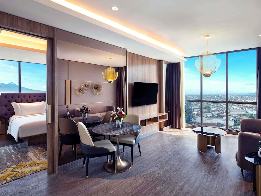 Suite Executive con 1 cama king size y vistas a la montaña del hotel Grand Mercure Malang Mirama. Foto 1