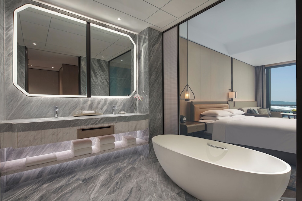 1 cama king size, vistas al aeropuerto del hotel Hyatt Regency Hangzhou International Airport. Foto 3