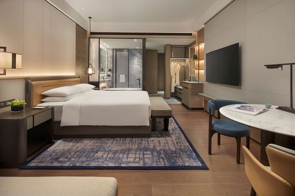 1 cama king size del hotel Hyatt Regency Hangzhou International Airport. Foto 1