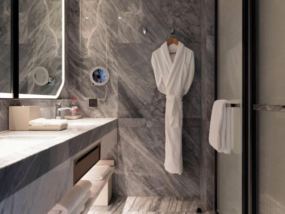 1 cama king size del hotel Hyatt Regency Hangzhou International Airport. Foto 3