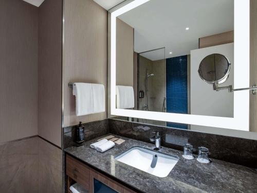 Habitación Estándar con 2 camas individuales, con balcón del hotel Tbilisi Philharmonic By Mercure