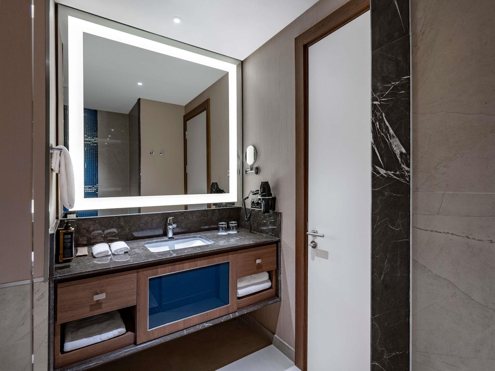 Habitación Superior con 1 cama doble, con balcón del hotel Tbilisi Philharmonic By Mercure. Foto 1