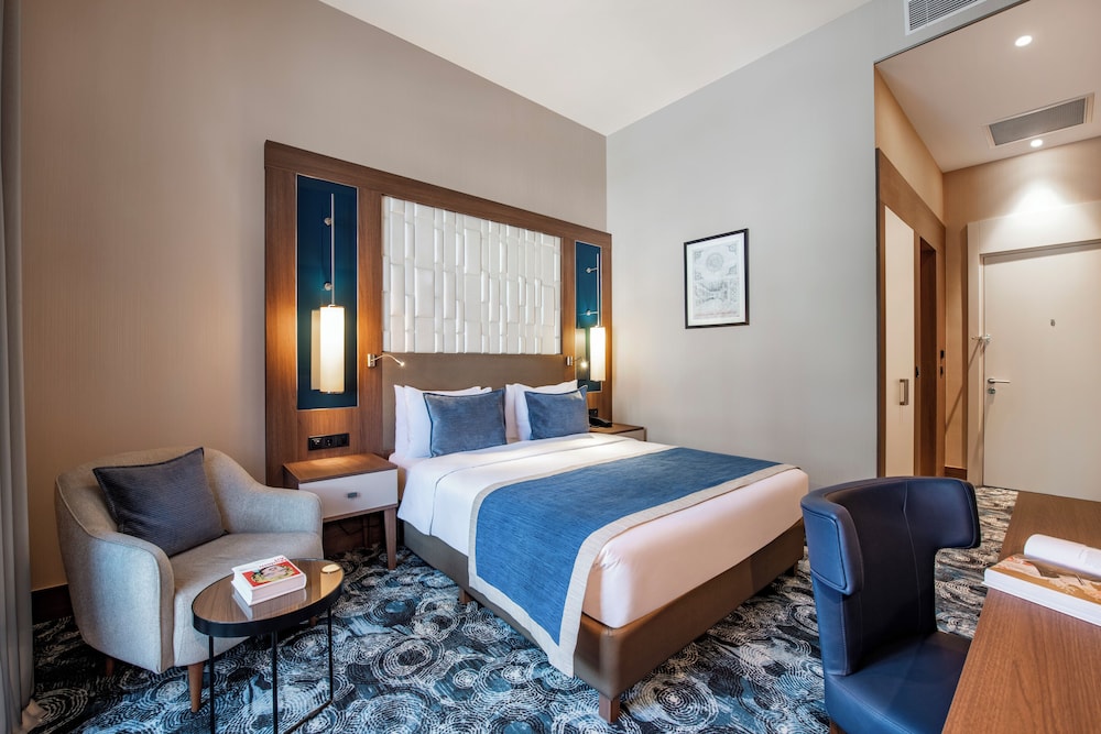 Habitación Superior con 1 cama doble, con balcón del hotel Tbilisi Philharmonic By Mercure. Foto 2