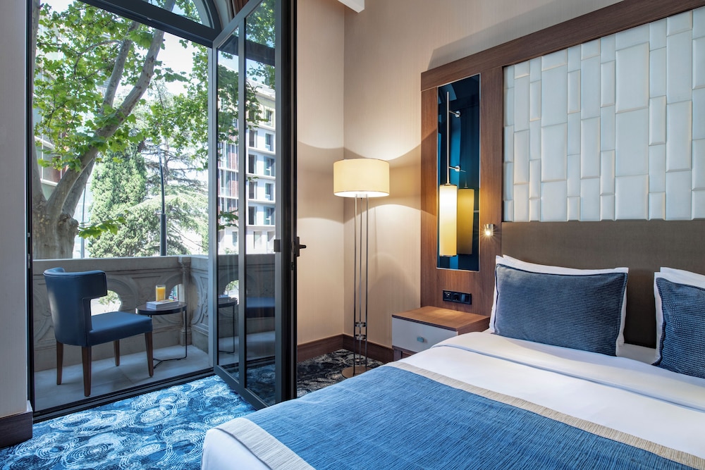 Habitación Superior con 1 cama doble, con balcón del hotel Tbilisi Philharmonic By Mercure. Foto 3