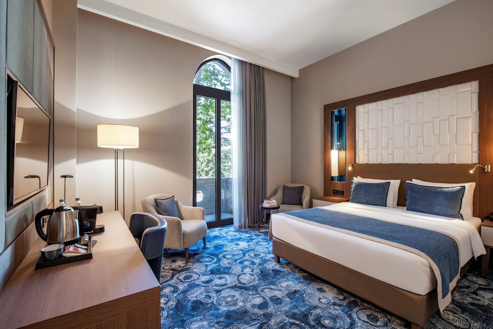 Habitación Superior con 1 cama doble, con balcón del hotel Tbilisi Philharmonic By Mercure. Foto 6