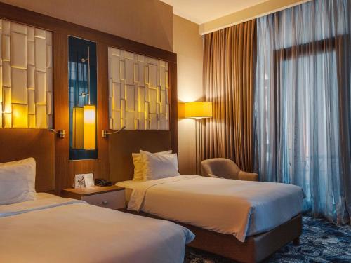 Habitación Superior con 2 camas individuales, con balcón del hotel Tbilisi Philharmonic By Mercure. Foto 1