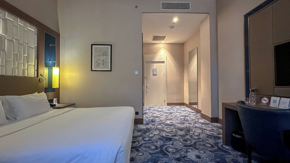 Habitación Deluxe con 1 cama doble con balcón del hotel Tbilisi Philharmonic By Mercure. Foto 2