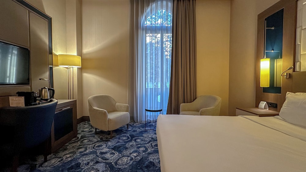 Habitación Deluxe con 1 cama doble con balcón del hotel Tbilisi Philharmonic By Mercure. Foto 3