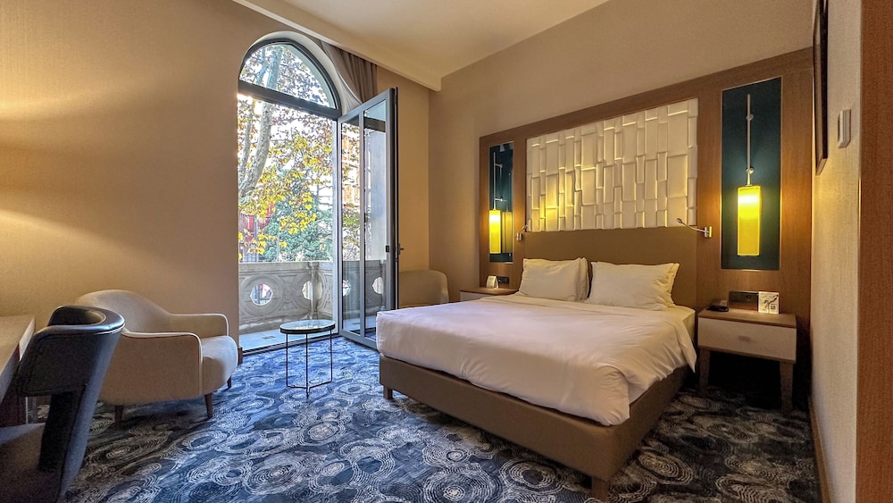 Habitación Deluxe con 1 cama doble con balcón del hotel Tbilisi Philharmonic By Mercure. Foto 6
