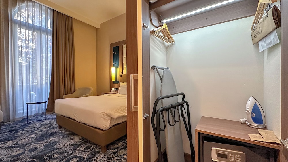 Habitación Deluxe con 1 cama doble con balcón del hotel Tbilisi Philharmonic By Mercure. Foto 7