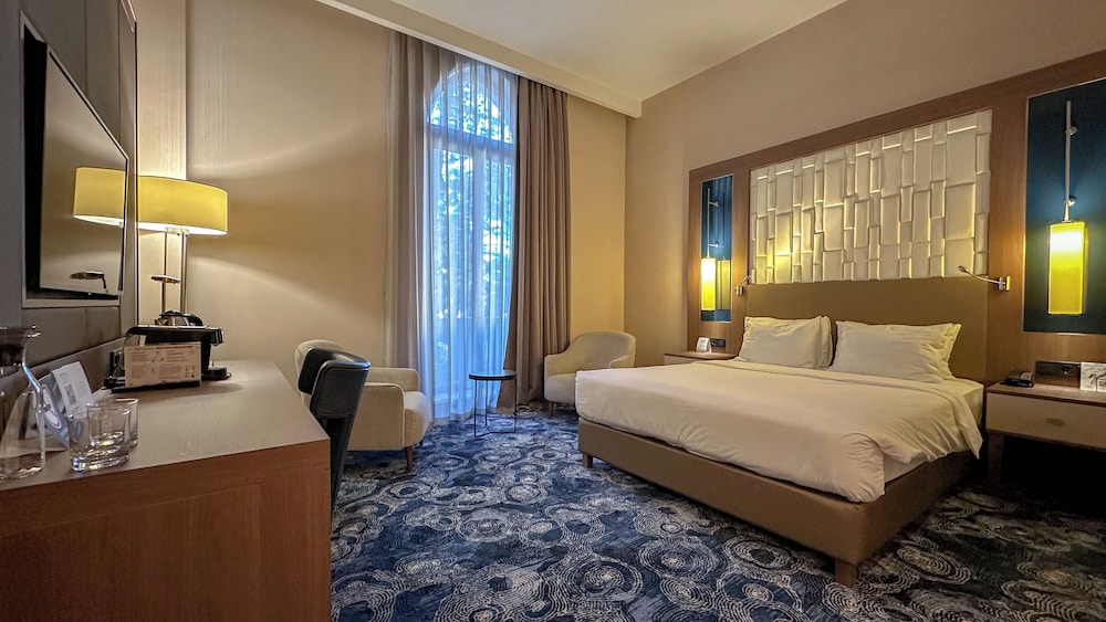 Habitación Deluxe con 1 cama doble con balcón del hotel Tbilisi Philharmonic By Mercure. Foto 9