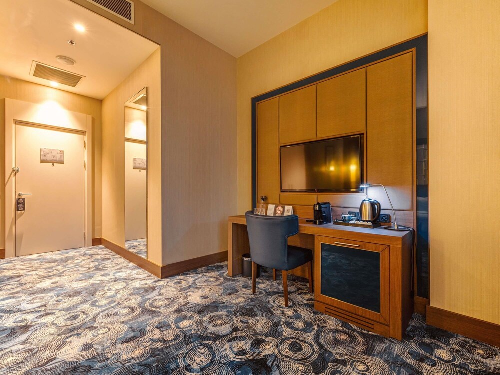 Habitación Deluxe con 1 cama doble con balcón del hotel Tbilisi Philharmonic By Mercure. Foto 13