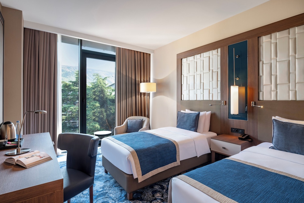 Habitación superior con 2 camas individuales del hotel Tbilisi Philharmonic By Mercure. Foto 2