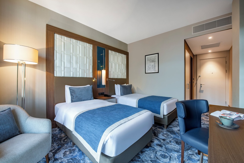 Habitación superior con 2 camas individuales del hotel Tbilisi Philharmonic By Mercure. Foto 3