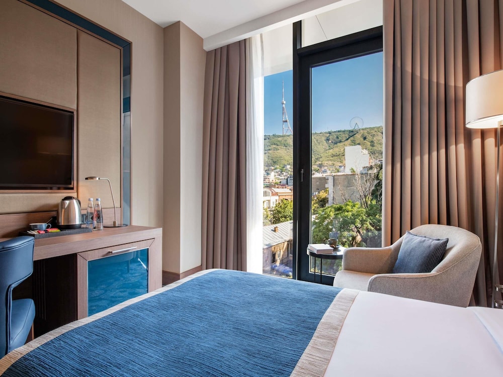 Habitación superior con 2 camas individuales del hotel Tbilisi Philharmonic By Mercure. Foto 6