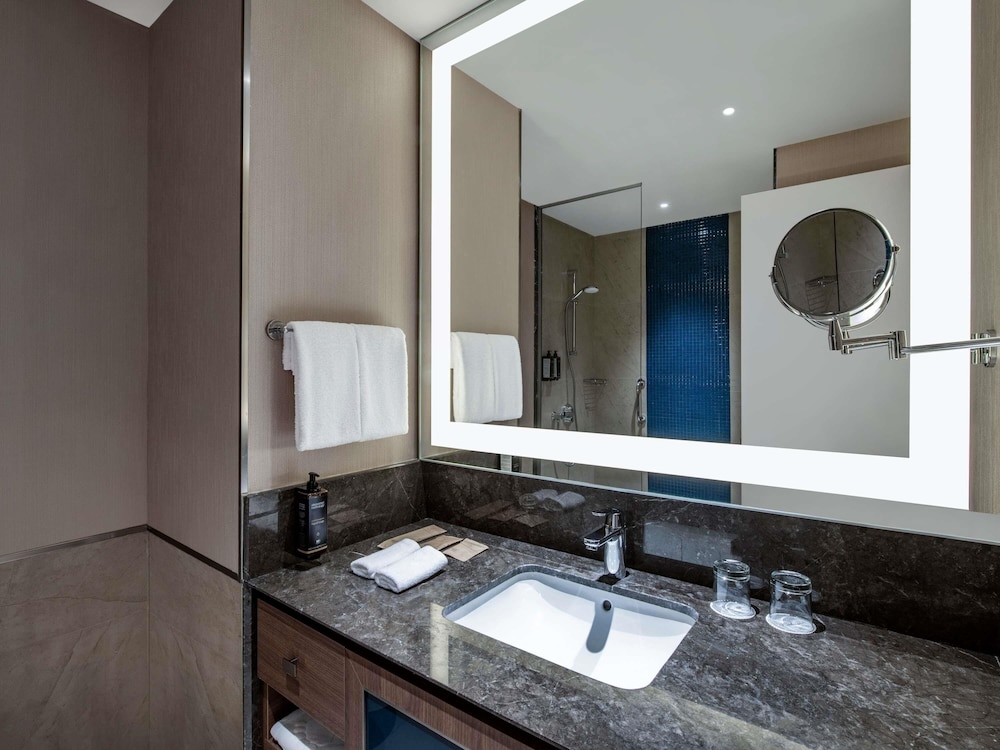 Habitación clásica con 2 camas individuales del hotel Tbilisi Philharmonic By Mercure. Foto 21
